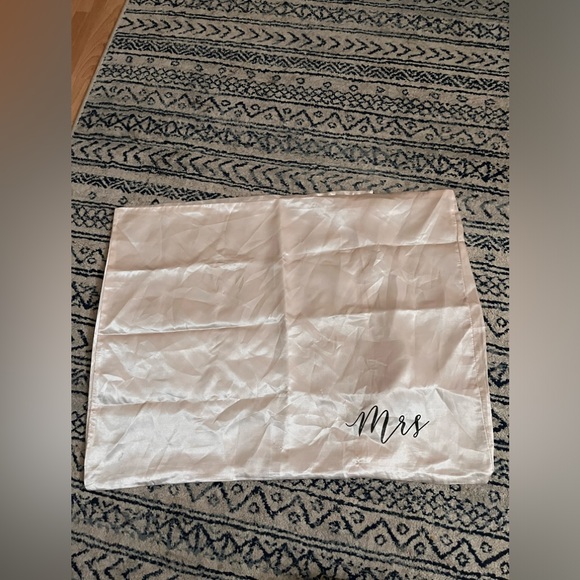Mr&Mrs satin pillow cases - Picture 1 of 5